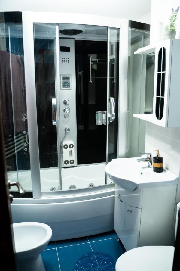Apartament Luxury Apartment กูรา ฮูมอรูลุย ภายนอก รูปภาพ
